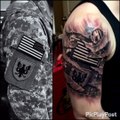 Soldado louco tatua farda no braço.