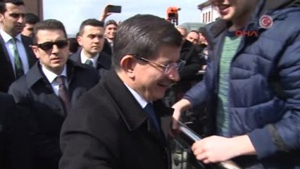 Davutoğlu, Vatandaşlarla Selamlaştı, Çocuklarla Sohbet Etti