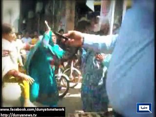 Dunya News -  Gujranwala: Man and his wives fight during hearing