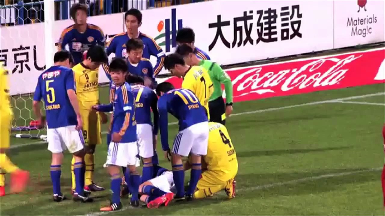 ¡Brutal patada en la cara al intentar hacer una chilena (Kashiwa Reyso vs Vegalta Sendai)!