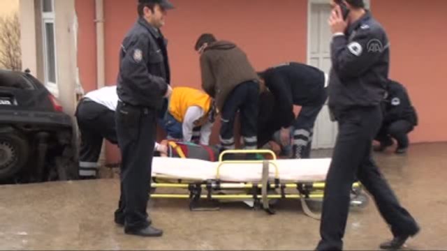 Otomobil ile Yayalara Çarpan Araç Duvarda Asılı Kaldı