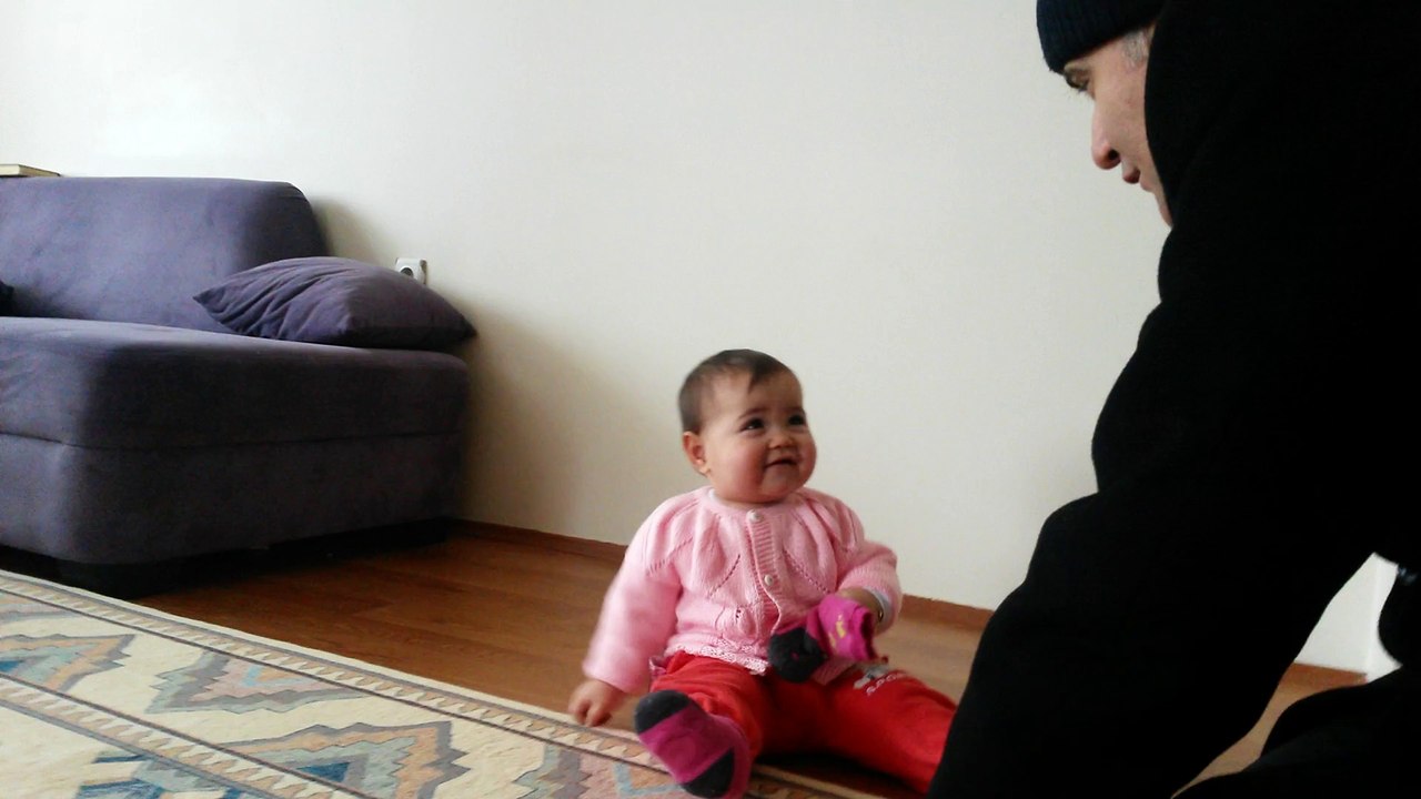 Zeynep Betül Babasının şapkasını istemiyor20150221