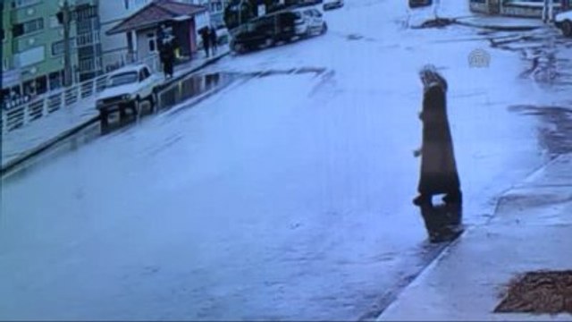 Otomobil ile Yayalara Çarpan Araç Duvarda Asılı Kaldı (2)