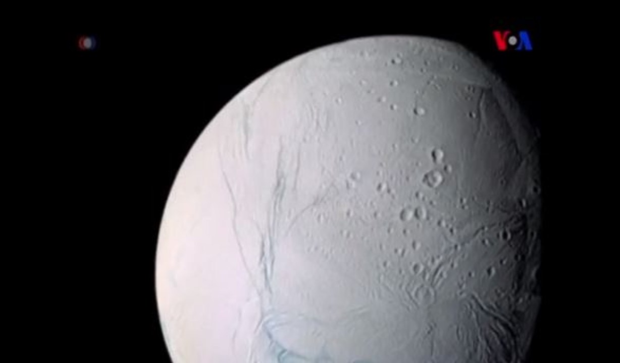 Científicos encuentran agua en luna de Saturno y posible existencia de vida