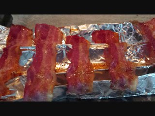 Kuinka tehdä pekonit uunissa, pannulla ja mikrossa?