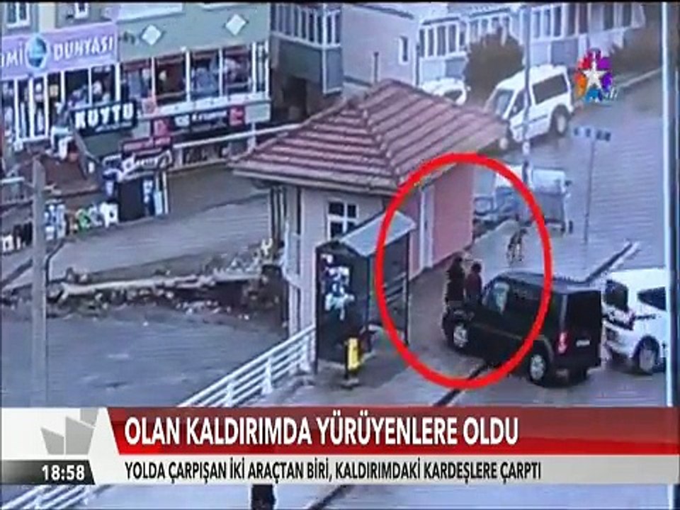 Yolda çarpışan araç kaldırımdaki iki kız kardeşi aşağıya uçurdu