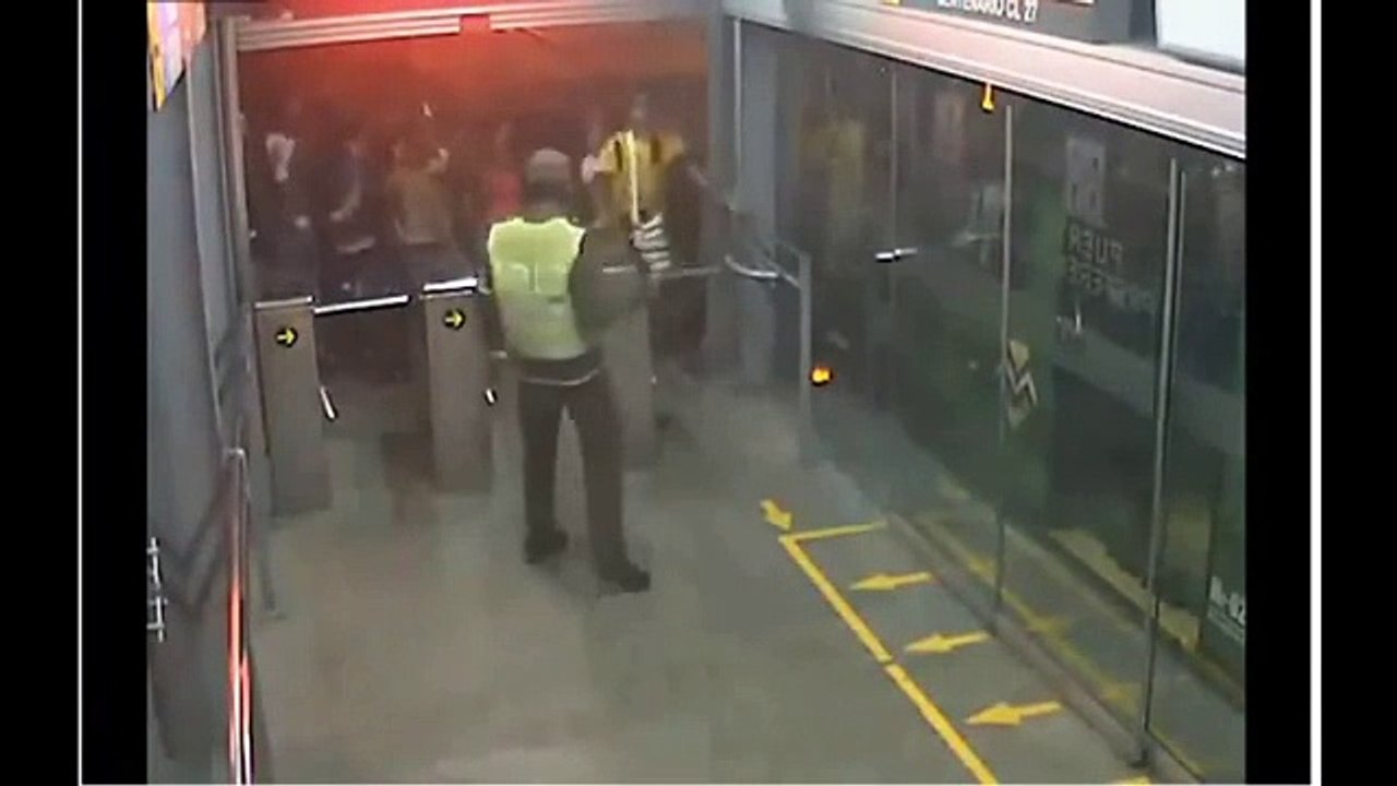 1 policial, contra 10 pivetes querendo pular a catraca do ônibus