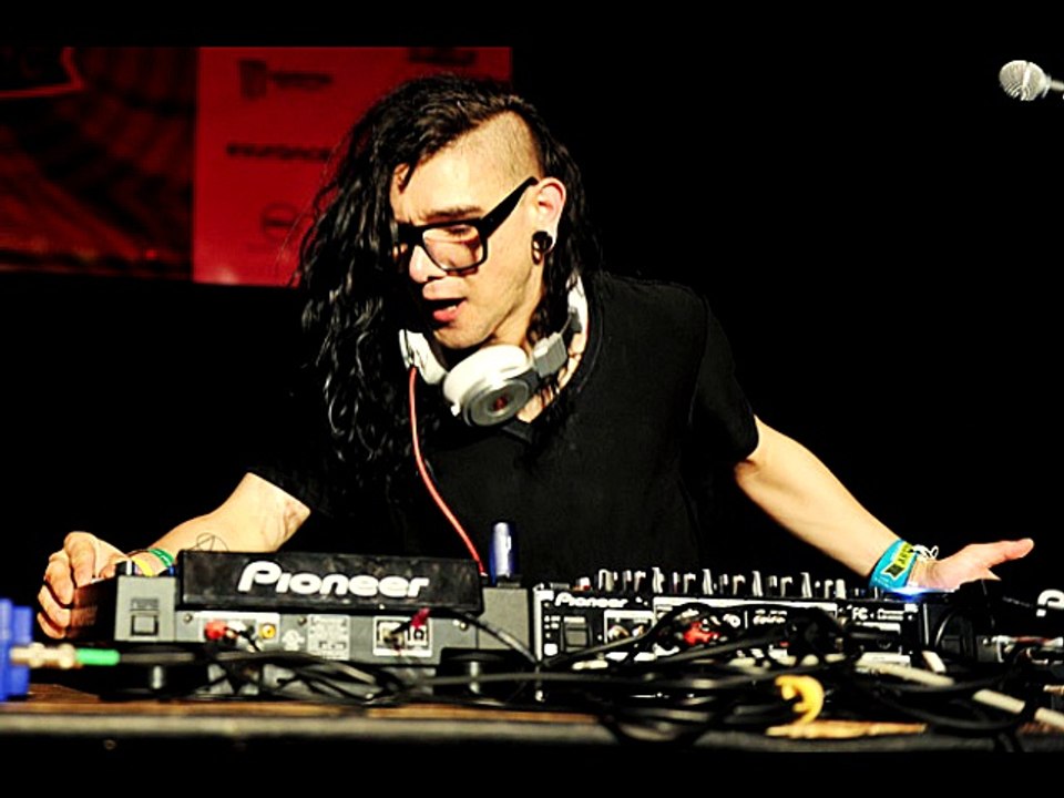 Skrillex-Scary Monsters And Nice Sprites & First Of The Year (Equinox) Mix 2015