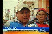 Disturbios entre vendedores informales y policías municipales en Loja