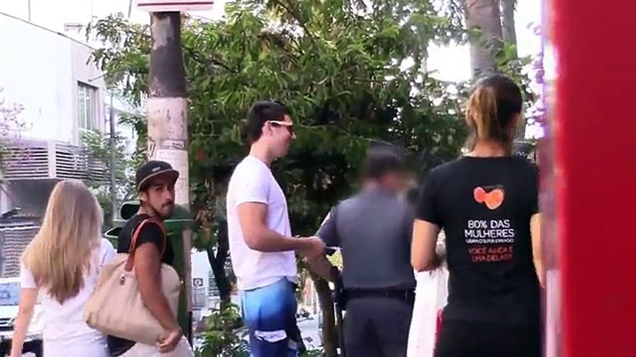 PEGADINHA Oferecendo Oitão a POLÍCIA!!