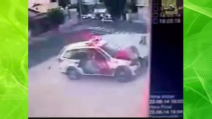 Viatura da policia batendo de frente com moto de ladrões em fuga