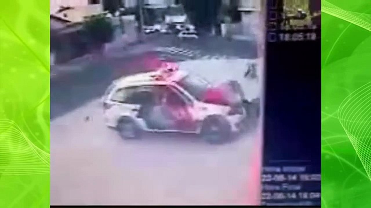 Viatura da policia batendo de frente com moto de ladrões em fuga
