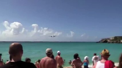 L'avion a atterri quasiment sur la plage / The plane landed almost on the beach