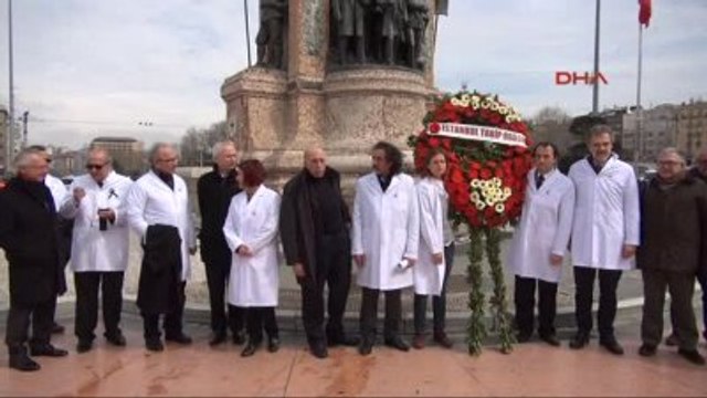 Hekimler Taksim'de Çelenk Koydu, Sorunlarını Anlattı