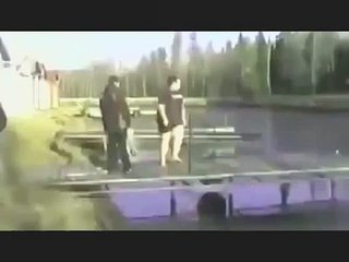 Şişman Adamın Donmuş Gölde Buzu Delmesi