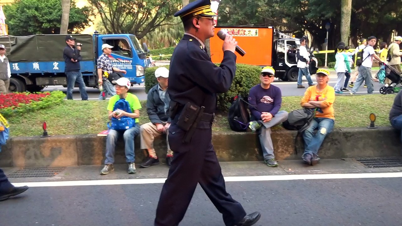 20150314 (1)-警察也早早開始趕人要恢復交通了