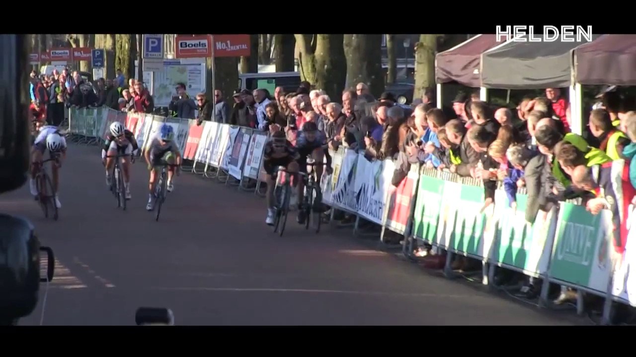 Un homme fait volontairement chuter un cycliste sur un sprint d'arrivée : chute terrible!