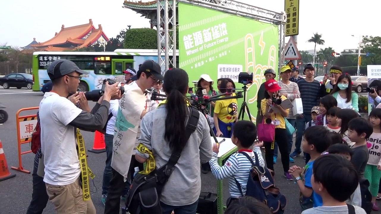 20150314 (3)-小朋友一直轉旁邊像西藏轉輪的玩意 然後它充滿電就起飛了
