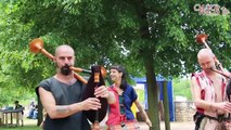 L'enfant et les cornemuses à la fête médiévale de Semur en Auxois