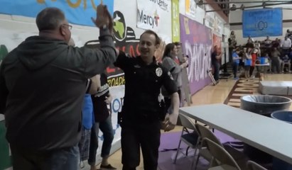 Quand un shérif fait le show lors d'une démonstration de dunks sur trampoline