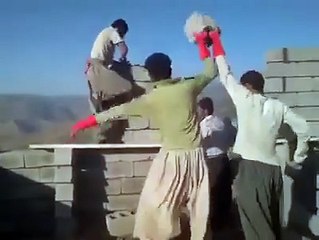 یہ کیسے مستری اور مزدور ہیں ٹھمکے کے ساتھ کام کر رہے ہیں