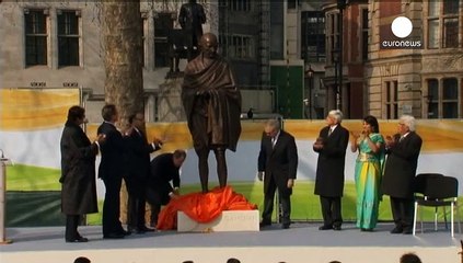 تمثال لمهاتما غاندي في ساحة البرلمان وسط لندن