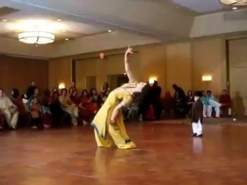Kiran Mehndi Dance
