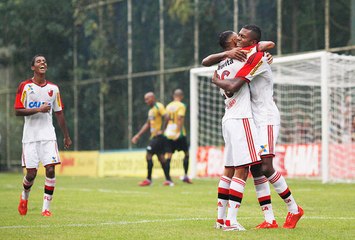 Flamengo vence Tigres com dois gols de Cirino