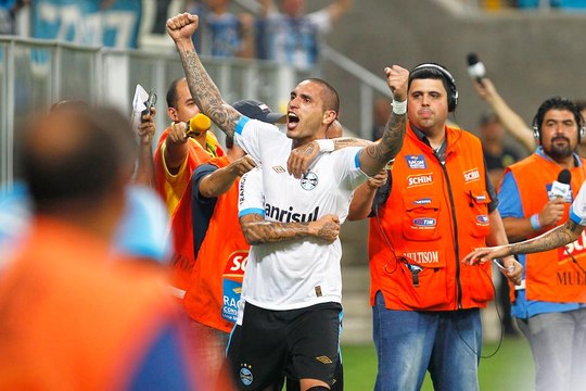 Grêmio perde pênalti mas vence Cruzeiro-RS na Arena
