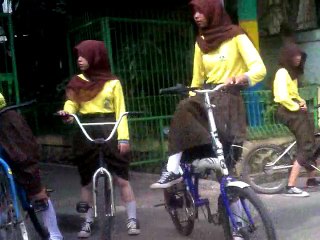 Putri Pramuka SMP Dewi Sartika Bandung sedang bermain sepeda 2