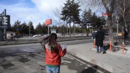 Erzurum Güvenlikçiler Öğrencilerin Yönünü Şaşırttı