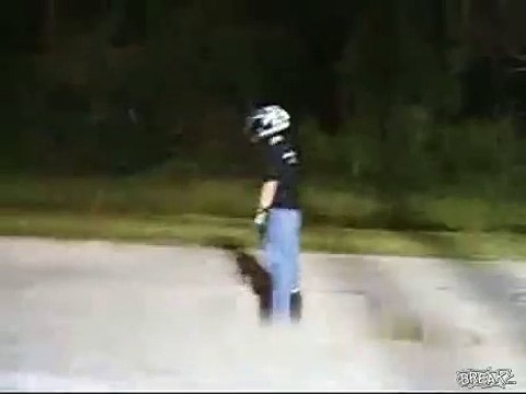 Saut par dessus un scooter... raté!