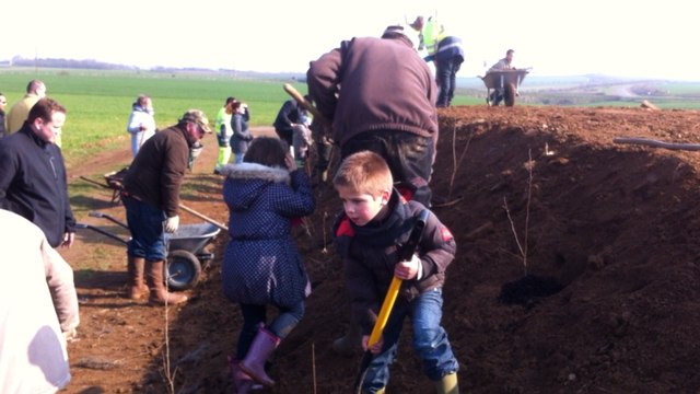 Les enfants plantent 360 arbres et arbustes