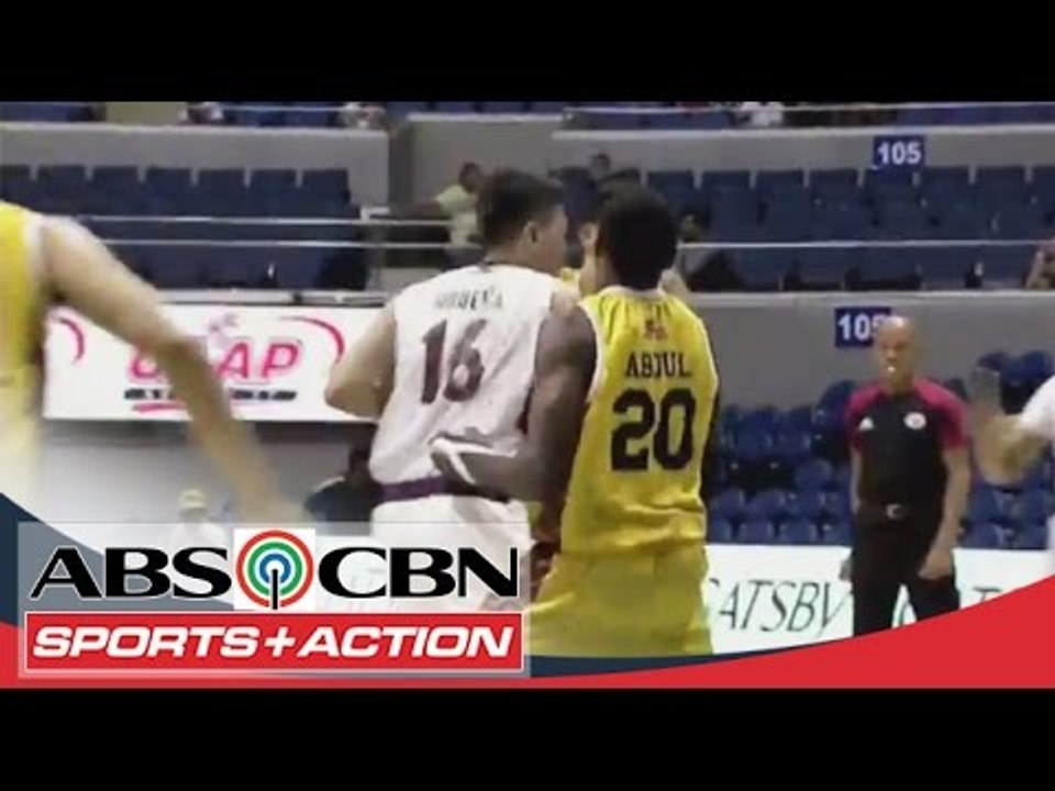 UAAP 77: Mark Juruena gives a quick pass to Reyes