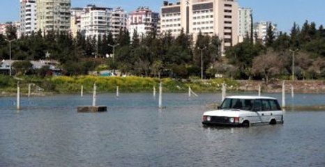 Barajda Sular İçinde Kalan Aracı Görenler Saştı Kaldı