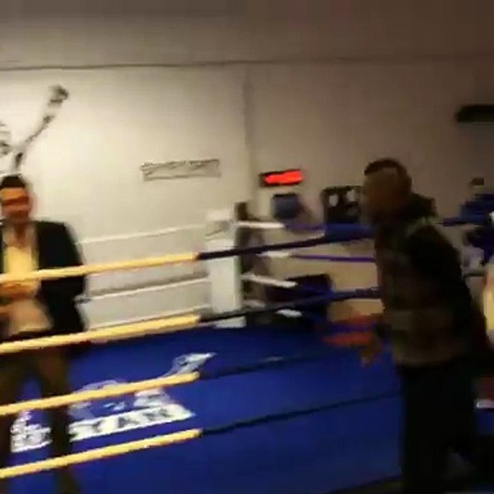 Mario Balotelli poursuivi par un chien sur un ring de boxe