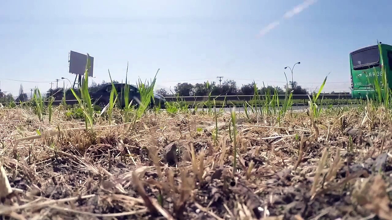 Mauvaise idée: Voler un drone sur l'autoroute / Bad idea: Flying a drone on the highway