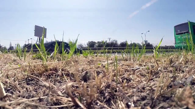 Mauvaise idée: Voler un drone sur l'autoroute / Bad idea: Flying a drone on the highway