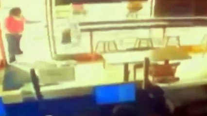 Empotra su coche en una pizzería con una mujer encima del capó