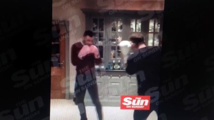 Rooney é nocauteado por jogador do Stoke City em brincadeira