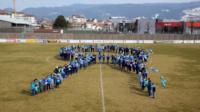 Mars Bleu : ruban humain et lâcher de ballons à Pontarlier