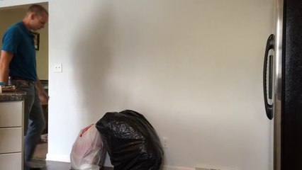 "Va sortir les poubelles" - une blague qui tourne en attaque cardiaque!