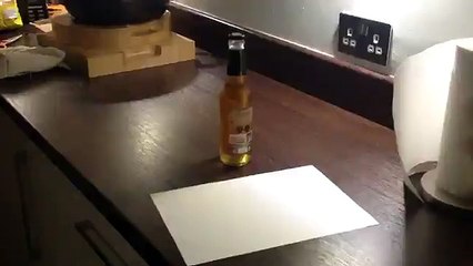 Ouvrir une bière avec une feuille de papier