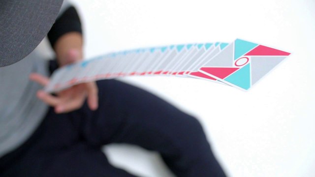 Virtuose des cartes! Dextérité maximum!