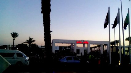 ارتباك شديد امام قاعة المؤتمرات بعد انسحاب القوات الخاصة للحرس الجمهوري