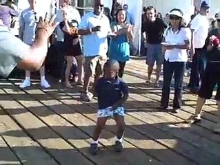 Un enfant danse sur Michael Jackson