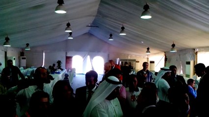 السلطان الجابر يلتقط سيلفى صور تذكارية مع اللجنة المنظمة