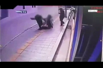 حفرة تبتلع رجلا وامرأة !!