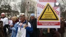 Miles de profesionales sanitarios se manifestaron en París contra el Gobierno