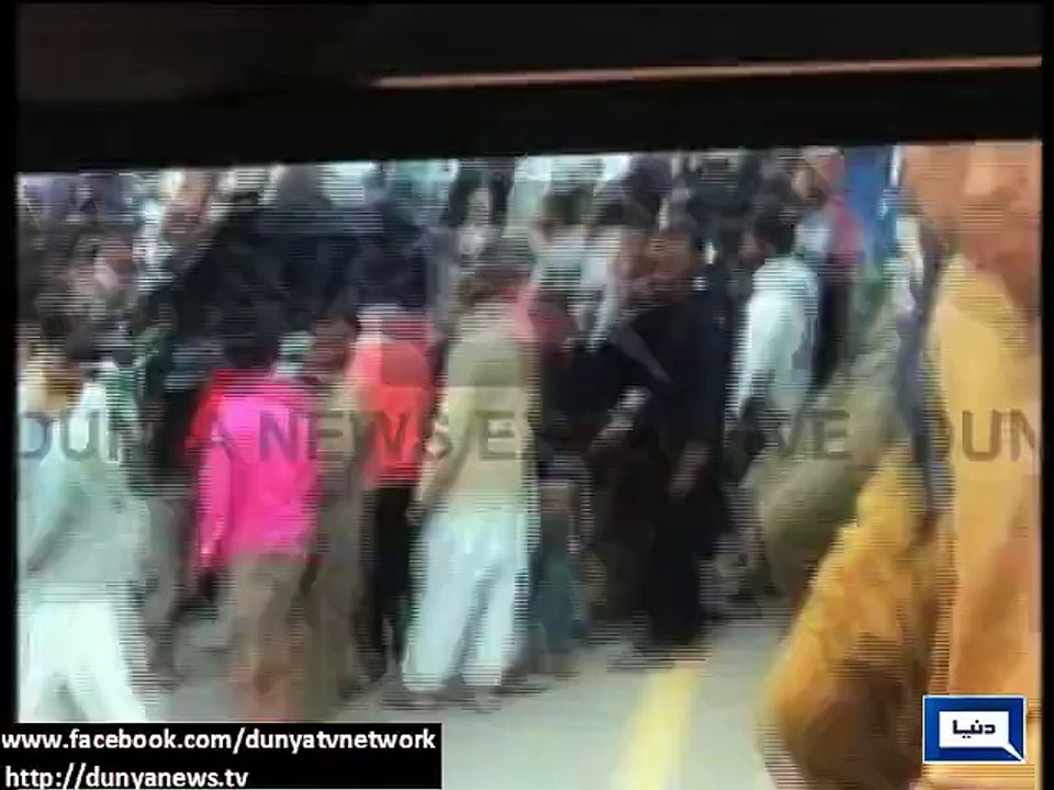 Lahore Police save woman from protesters in Yuhana Abad Christian Protesters